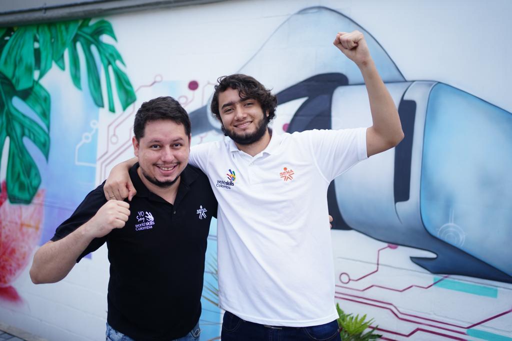 SENAComunica's tweet photo. #SupertalentosSENA Gustavo Adolfo Rodríguez, experto de Administración de Sistemas de Redes y el competidor Sergio Marín se llevaron medalla de oro luego de competir con 🇧🇷  🇨🇷 🇨🇱🇭🇳🇪🇨 y🇩🇴.Las pruebas integraron el montaje de una simulación de conexiones empresariales y seguras. https://t.co/QyGYCyiAgb