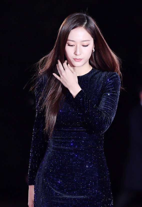 ksystaljung's tweet photo. The grand entrance then made with this lady in her starstruck bodycon dress. Not even missing a beat with this flattering vogue that hugged me in all the right places; bet all eyes were on me 💫 https://t.co/naNbVdVFj4