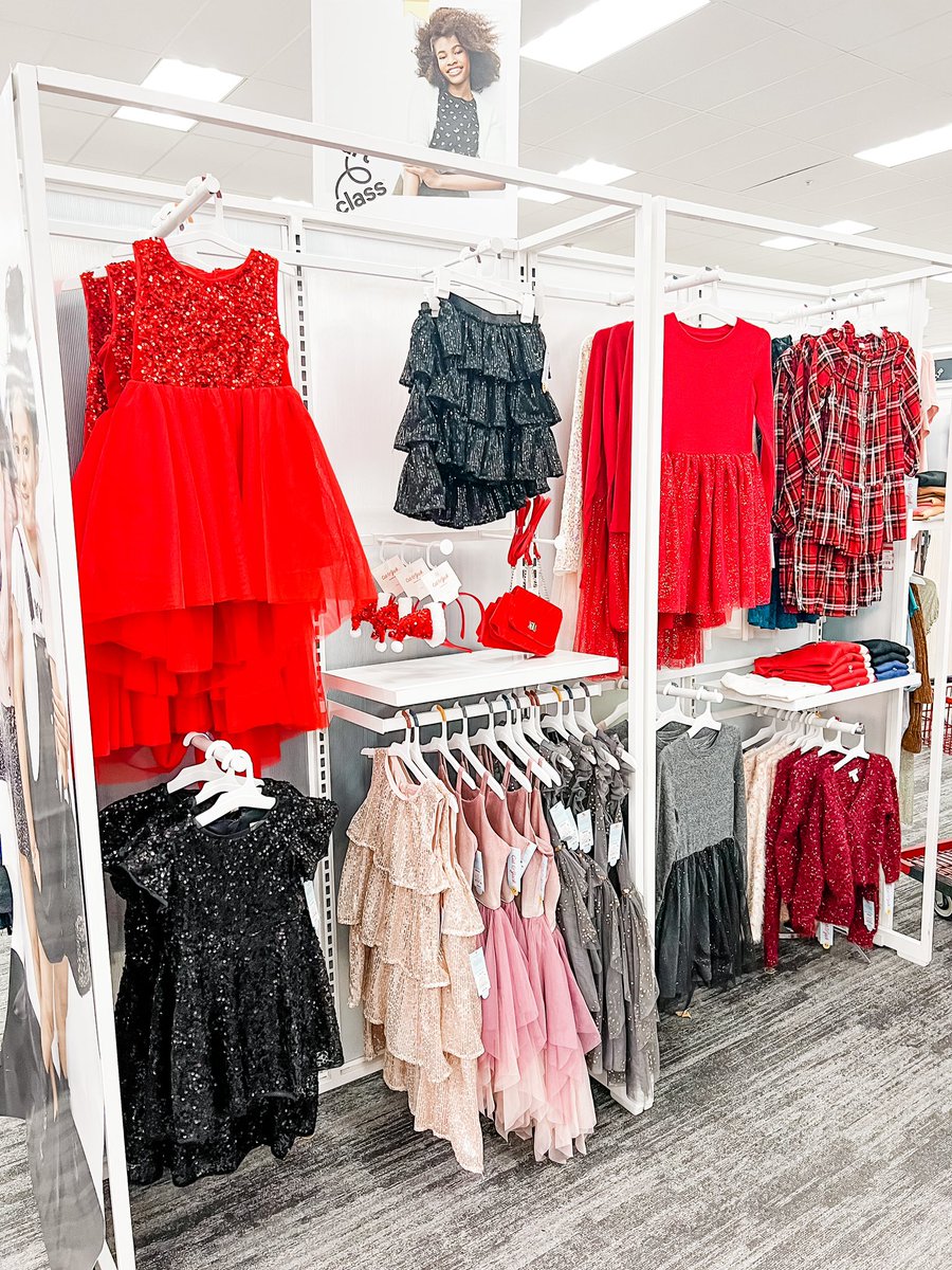 brittany20evans's tweet photo. Holiday statements for the busy weekend/week ahead of us !! π #targetvm #T1969 #visualmerchandising https://t.co/bRG0DDNOao