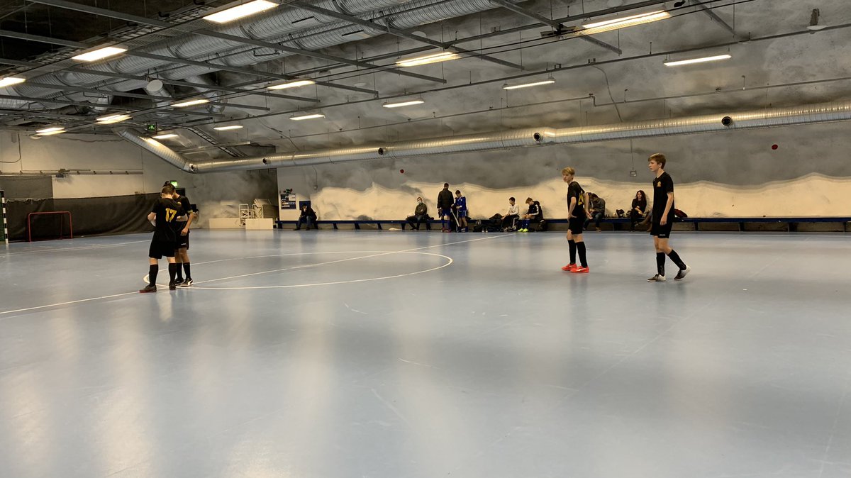 Tänään futsalissa pari P16/ykkösen sarjapeliä legendaarisessa Hakaniemen Areena Centerissä. Tuloksena voitto ja tappio. #Futsal #ebk07 #GRIFKUnited