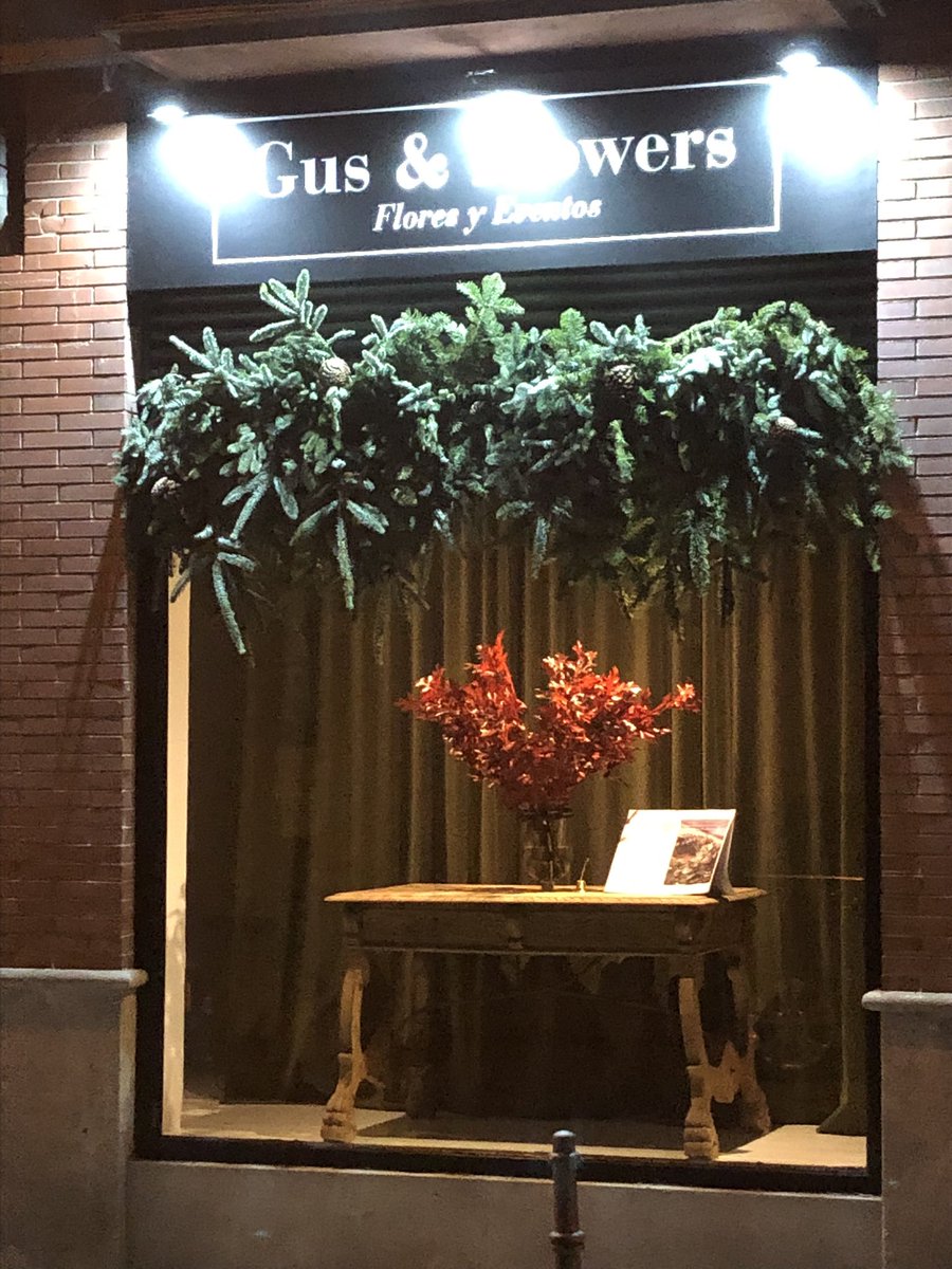 Ven a conocer Gus&amp;Flowers la tienda más bonita e innovadora de arte floral en #madrid (Tutor 31.Argüelles). Y apúntate a nuestros talleres de #coronasnavideñas el 2 y 3 de Diciembre 19.00 - 20:30 antes de que se agoten las plazas!! gusandflowers.com