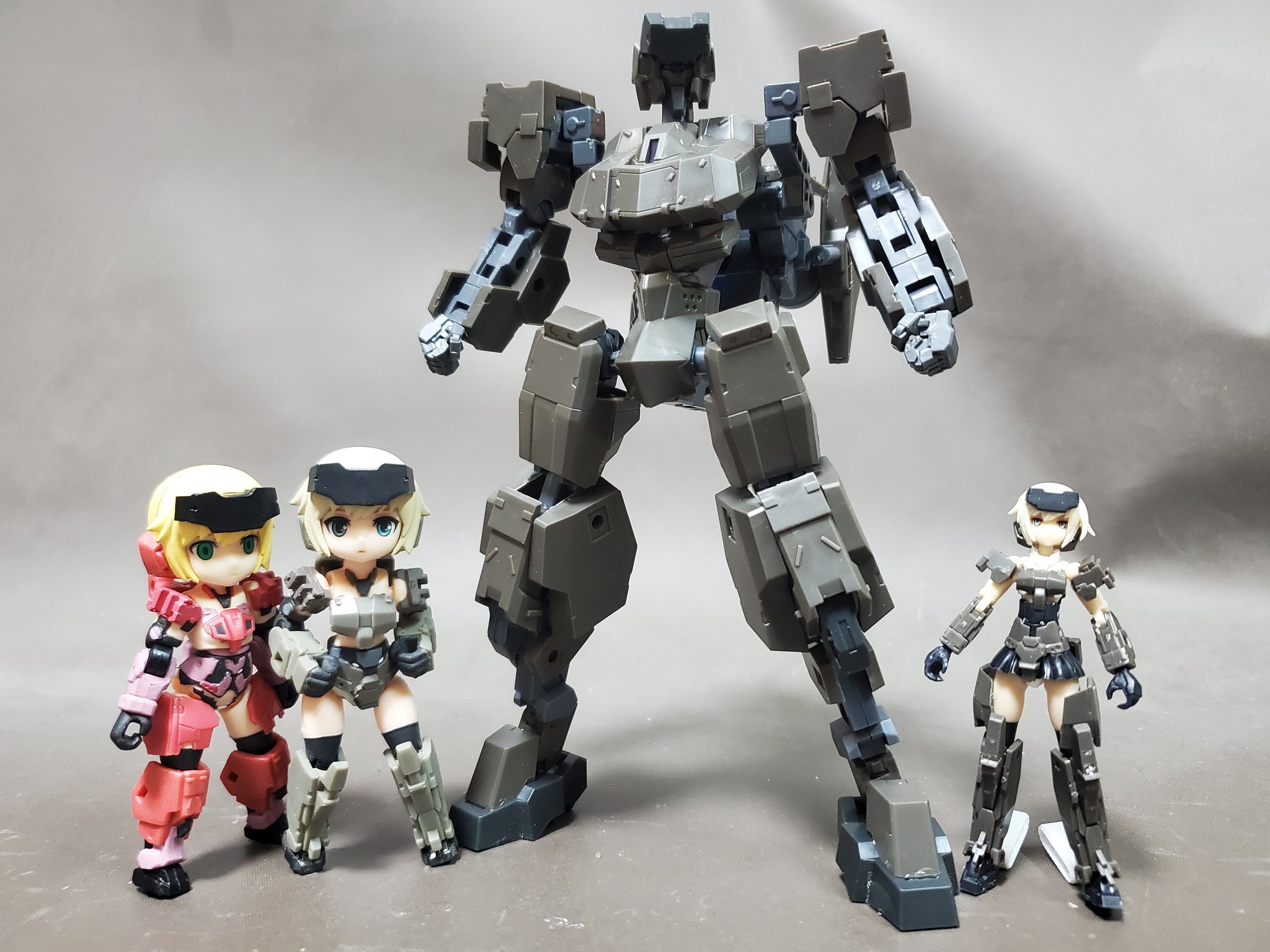 グレゴルー ハンドスケール轟雷with迅雷アーマー どうせならハンスケの肩と足は迅雷仕様を着けてくれても良かった気が しかしこのままだと轟雷の股関節が心配になる乗り方なので色々手直ししたい 轟雷 コトブキヤ T Co Jfi15f9g5v Twitter