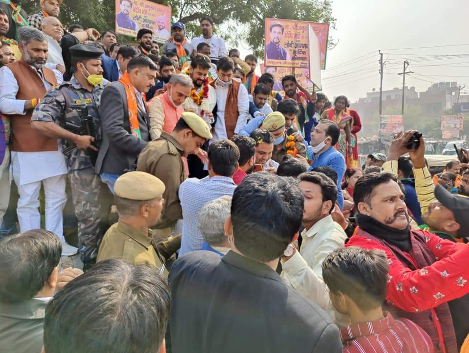 Nareshverma4bjp's tweet photo. आज गांव सिखेड़ा में केंद्रीय मंत्री,भारत सरकार आदरणीय @ianuragthakur जी, बागपत के लोकप्रिय सांसद व पूर्व केंद्र राज्यमंत्री,भारत सरकार आदरणीय @dr_satyapal जी एवं आदरणीय क्षेत्रीय अध्यक्ष,पश्चिम उत्तर प्रदेश आदरणीय  @MohitBeniwalBJP जी का बागपत आगमन पर जोरदार स्वागत किया !!! https://t.co/p8aM56XKpJ