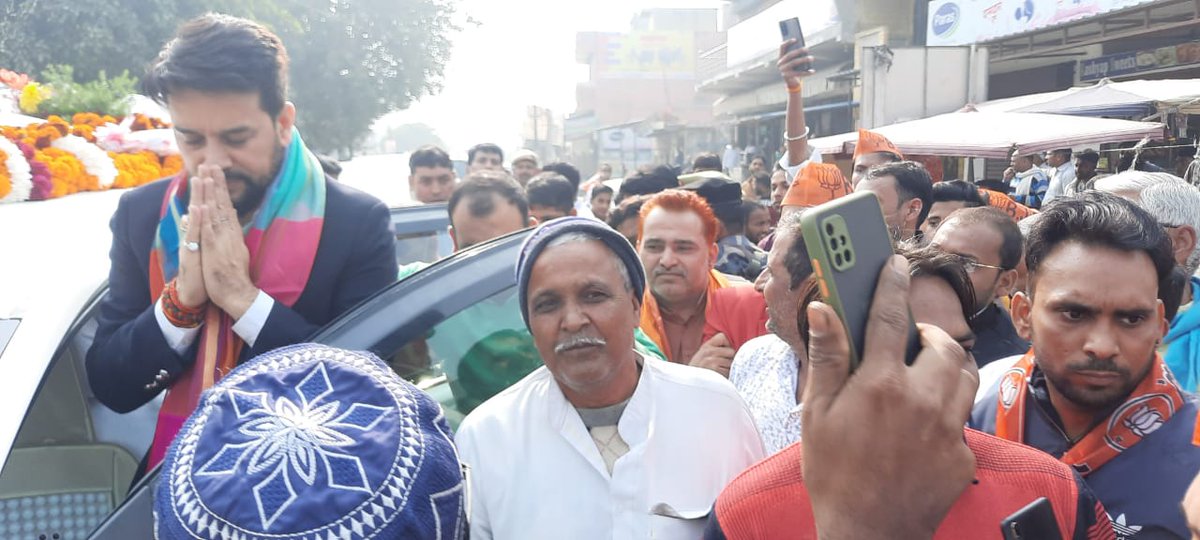 Nareshverma4bjp's tweet photo. आज गांव सिखेड़ा में केंद्रीय मंत्री,भारत सरकार आदरणीय @ianuragthakur जी, बागपत के लोकप्रिय सांसद व पूर्व केंद्र राज्यमंत्री,भारत सरकार आदरणीय @dr_satyapal जी एवं आदरणीय क्षेत्रीय अध्यक्ष,पश्चिम उत्तर प्रदेश आदरणीय  @MohitBeniwalBJP जी का बागपत आगमन पर जोरदार स्वागत किया !!! https://t.co/p8aM56XKpJ