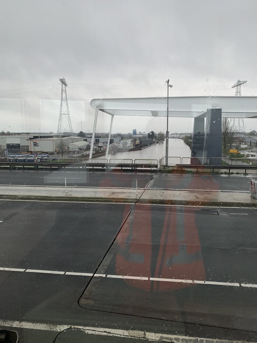 InspScheepvaart's tweet photo. Het Winschoterdiep ter hoogte van de Euvelgunnerbrug  gaat elk moment dicht tot maandagmorgen. Er worden dit weekend buispalen aangebracht voor de versteviging van de hoge brug.@provgroningen https://t.co/GlDF2o1XR5