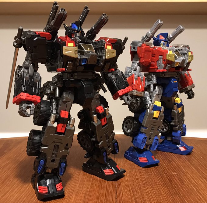 バトルコンボイVシャドウ開けた。追加武装と色味のおかげか厳つさマシマシでカッコいい〜。クラッシュキャリバーを懸下するジョイントはトライヴァースシリーズから拝借。 