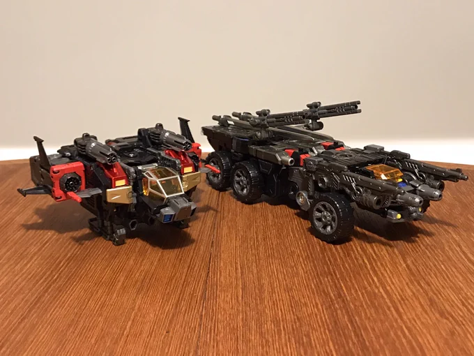 バトルコンボイVシャドウ開けた。追加武装と色味のおかげか厳つさマシマシでカッコいい〜。クラッシュキャリバーを懸下するジョイントはトライヴァースシリーズから拝借。 
