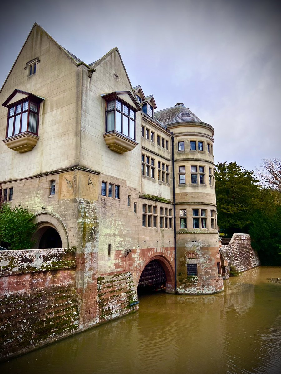 RussAppleby's tweet photo. From now on I’m only performing at venues with a moat portcullis.
#wedding2021 #wedding2022 #wedding2023
#weddingmagicians #wedding #events #eventmagician #closeupmagic #corporateevents #closeupmagician #magic #closeupmagicshow #LuxuryWeddings #LuxuryWedding #eventplanner https://t.co/mYre45lw9Y