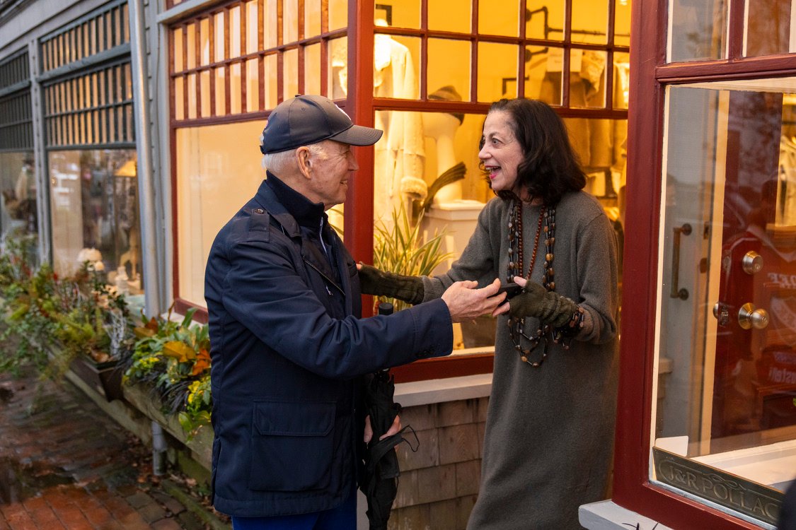 POTUS46Archive's tweet photo. Small businesses are the backbone of communities across the country — and it’s crucial we support them during the holiday season and all year round. Shop small. https://t.co/QCq1Yvwl1K