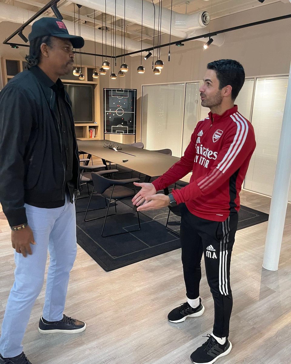 papilokanu's tweet photo. Words of Encouragement and positive vibes. Nice to meet you before this game and congratulations on the win @mikelarteta @arsenal  

Control the ball and stay hungry for the win. 💪🏾👏🏽 #COYG @arsenal @mikelarteta #arsenalvnewcastle #premierleague @aftvmedia #gunners #london https://t.co/nS7zre0UjF