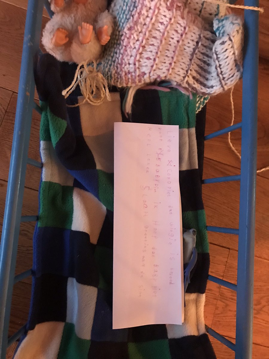 WTillmans's tweet photo. Teuntje heeft een bedje klaargezet voor de baby van Chocopiet en Luisterpiet. Ze verwacht morgen wel een baby in de wieg. Iemand bij het @sintjournaal een tip waar ik binnen 15 uur een baby vandaan tover? https://t.co/dm84IYHIzB