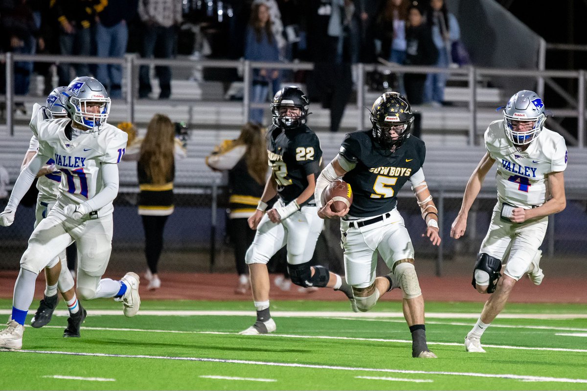 PressPassSports's tweet photo. Happy rallies late to take down rival Valley, and punch a ticket to state semifinals. Story by @c_sperry, photo by Larry Martinez of @Texas1AFan #txhsfb 
https://t.co/XnXCbOE43Q https://t.co/MoBC49i7Gi