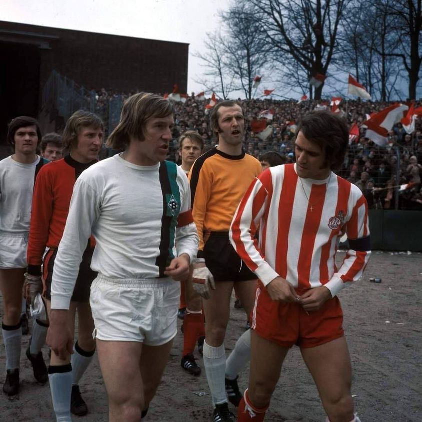 BallblogFu's tweet image. Rheinisches Derby vor 50 Jahren:

#Netzer und #Overath, 1971.
