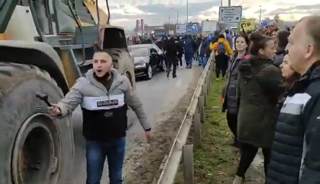 sdplissken11456's tweet photo. vučić jugend #šabac #Blokada https://t.co/v5vfZPpjLs