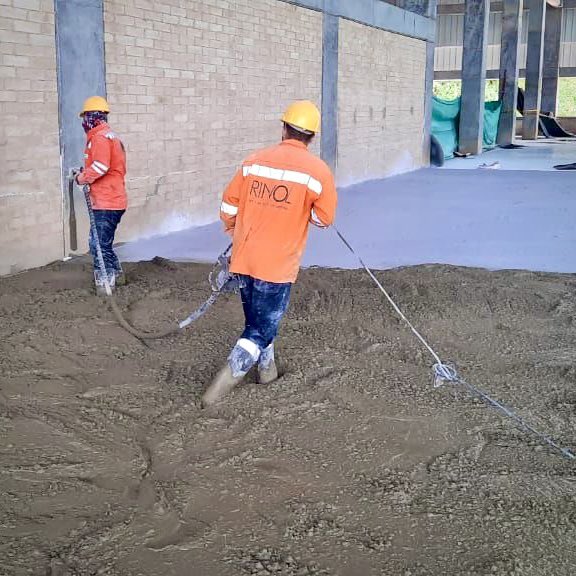 Kriscorti's tweet photo. 🚧 Proyecto en Rionegro Antioquia Empresa Industrial para soluciones de higiene, cuidado 🧴🧼
Construcción 8.000 m2 pisos industriales sistema RCR #Conductil SFRC
🔷Diseño @Monofloor_RCR
@RinolpisocretoC 🇨🇴 grupo @RCRIF
https://t.co/QfvA5WmwP2 https://t.co/iL9U9pXggz