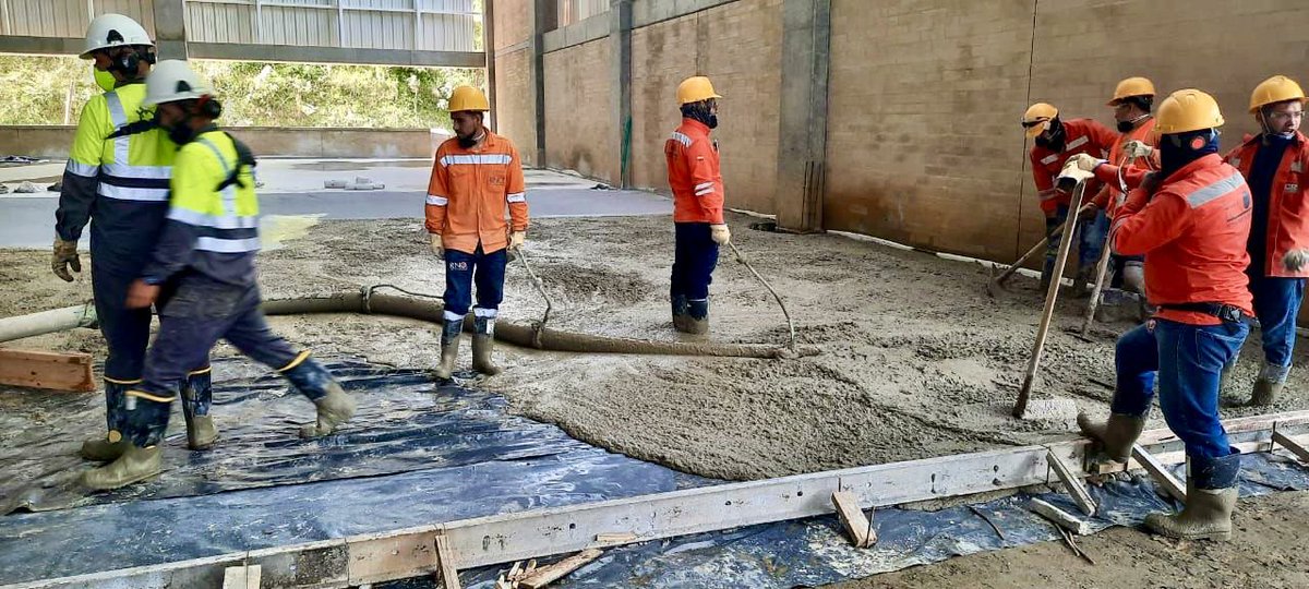 Kriscorti's tweet photo. 🚧 Proyecto en Rionegro Antioquia Empresa Industrial para soluciones de higiene, cuidado 🧴🧼
Construcción 8.000 m2 pisos industriales sistema RCR #Conductil SFRC
🔷Diseño @Monofloor_RCR
@RinolpisocretoC 🇨🇴 grupo @RCRIF
https://t.co/QfvA5WmwP2 https://t.co/iL9U9pXggz
