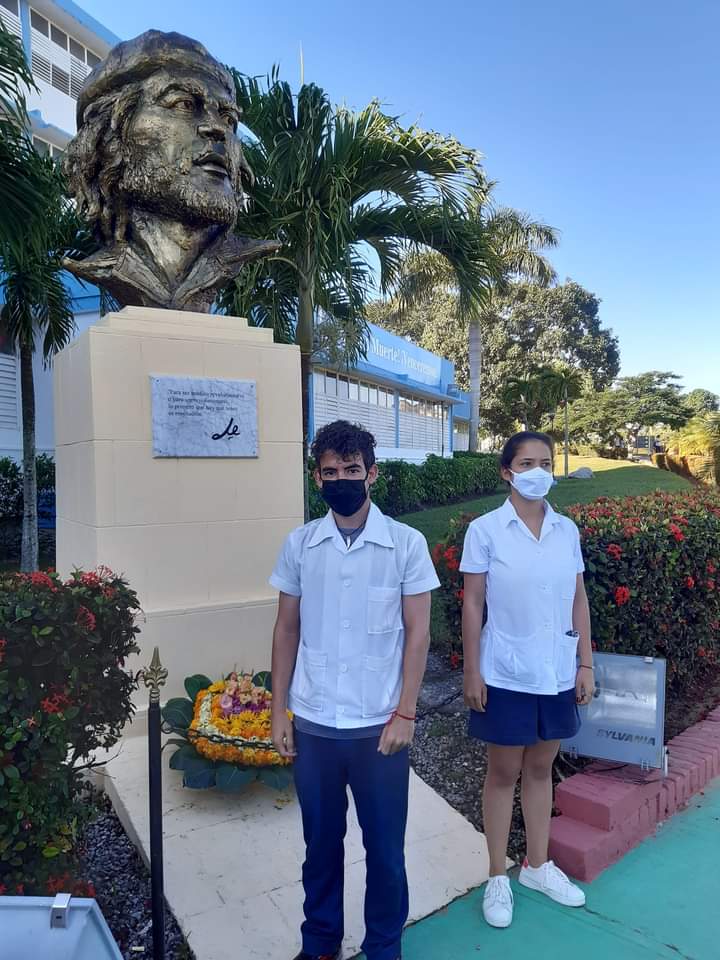 La juventud #Pinareña rinde homenaje por el 150 aniversario del fusilamiento de los 8 estudiantes de medicina. Reafirmacion de Continuidad Revolucionaria. #CubaViveEnSuHistoria #SomosContinuidad