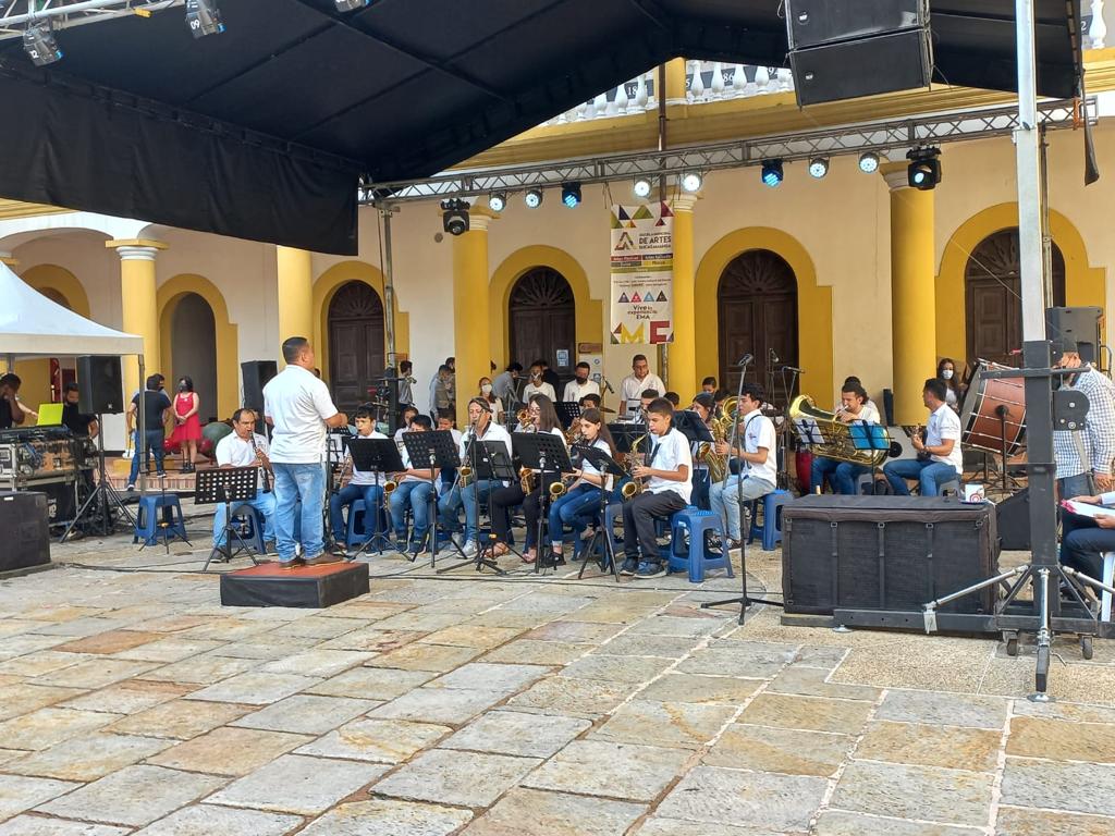 Alcaldiafblanca's tweet photo. La actividad se desarrolló en el marco del #EMAFEST, liderado por el Instituto Municipal de Cultura y Turismo (@IMCTBGA), y la Escuela Municipal de Artes de Bucaramanga.
#UnidosAvanzamos #AvanzamosEnCultura https://t.co/MNLoz5OJqX
