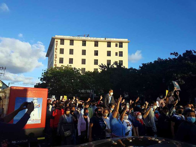 Otras vez las calles de #Cuba se llenaron de pueblo y con ellos el Presidente <a href="/DiazCanelB/">Miguel Díaz-Canel Bermúdez</a>, rindiendo tributo a los ocho estudiantes de Medicina, que no están #NiOlvidadosNiMuertos 
<a href="/UJCdeCuba/">UJC de Cuba</a> 
#CubaViveEnSuHistoria 
#TenemosMemoria 
<a href="/finanzasprecios/">Ministerio de Finanzas y Precios Cuba</a>
