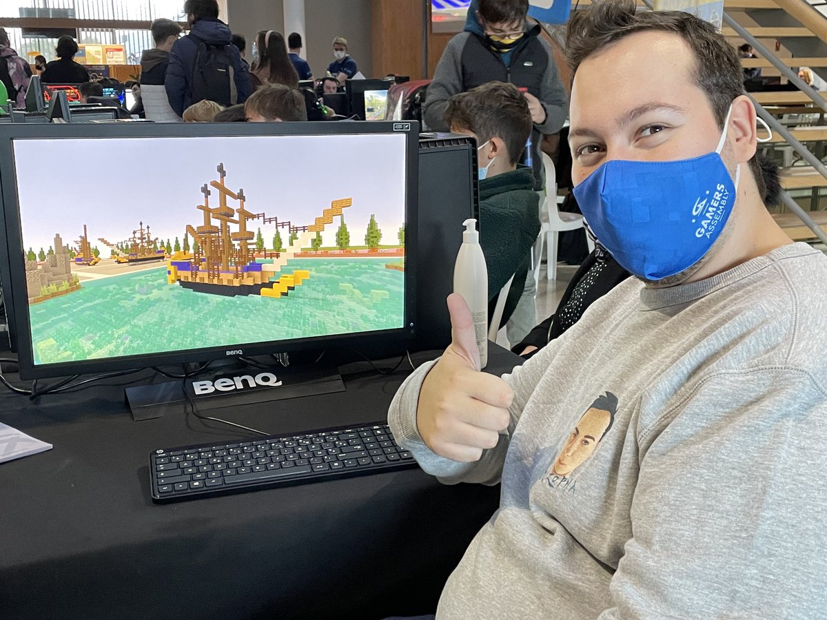AtlanticLan17's tweet photo. Au stand #Minecraft, certains ont déjà terminé la reproduction de l'Hermione, la frégate  bien connue présente au port de @RochefortOcean ! ⛵️

Venez vous aussi la reproduire au cours du weekend à la maison du @departement17 ! 🥳

#AL2012 https://t.co/0YQvHPtuBw