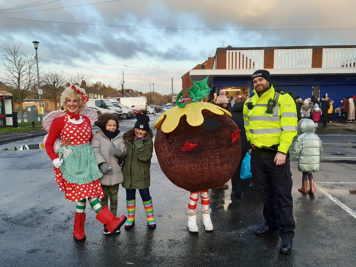 SgtHeeks's tweet photo. With @HagRuberyCops on New Rd Rubery for the Xmas light event. Quickly ran out of goodies for the youngsters &amp; ended up having to calm down a rowdy fairy &amp; a naughty pud #FestiveFrolics #policingpromise https://t.co/4hJd0YVEKo