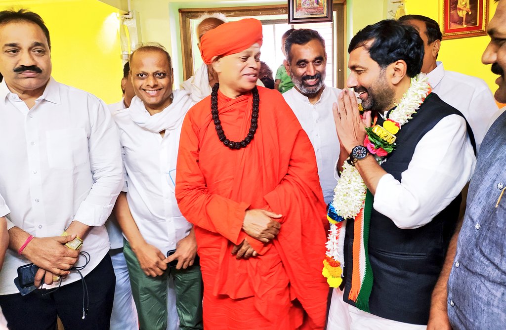SaleemAhmadINC's tweet photo. ಧಾರವಾಡ ಸ್ಥಳೀಯ ಸಂಸ್ಥೆಗಳ ವಿಧಾನ ಪರಿಷತ್ ಚುನಾವಣೆ ಹಿನ್ನೆಲೆಯಲ್ಲಿ ಇಂದು  ಮುರುಘಾಮಠದ ಶಿವಮೂರ್ತಿ ಮುರುಘಾ ಶರಣರನ್ನು ಭೇಟಿ ಮಾಡಿ ಆಶೀರ್ವಾದ ಪಡೆಯಲಾಯಿತು. https://t.co/JTiV0AMLql