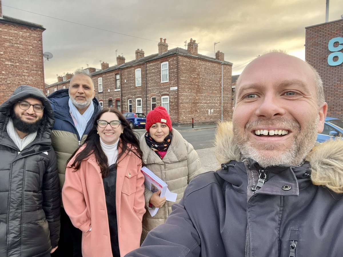 WithWardLab's tweet photo. Many thanks to everyone who braved the freezing weather to help get our newsletter delivered in #Withington and #Ladybarn today! What a fantastic team ❤️🌹 https://t.co/ud3YioEpbT