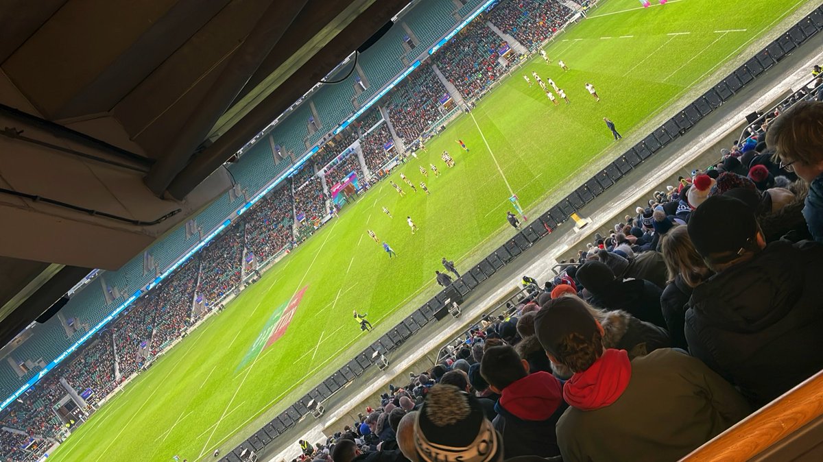 brandonmkh's tweet photo. Go on Barbarians! #barbarians #twickenham #Rugby https://t.co/6wMVuETKov