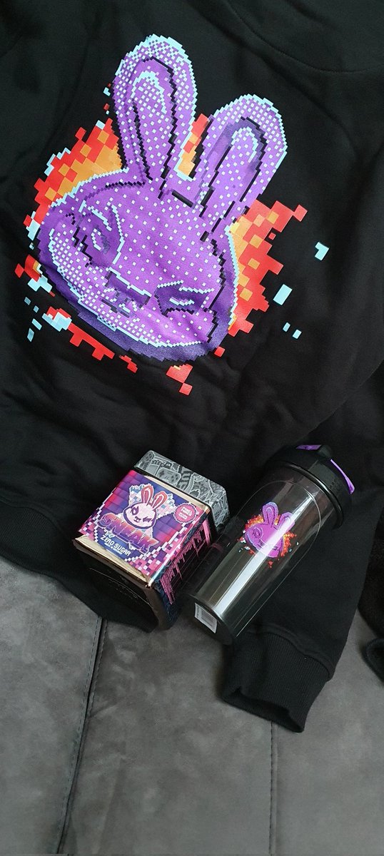 HillTheDan's tweet photo. I am a happy man! This is my first time buy a @SneakEnergy hoodie and I have to say that the quality of it is amazing. I always buy the shakers and tubs but I'm super happy I got the Bit Friday drop 😎🤘 https://t.co/xlj2T40cHs