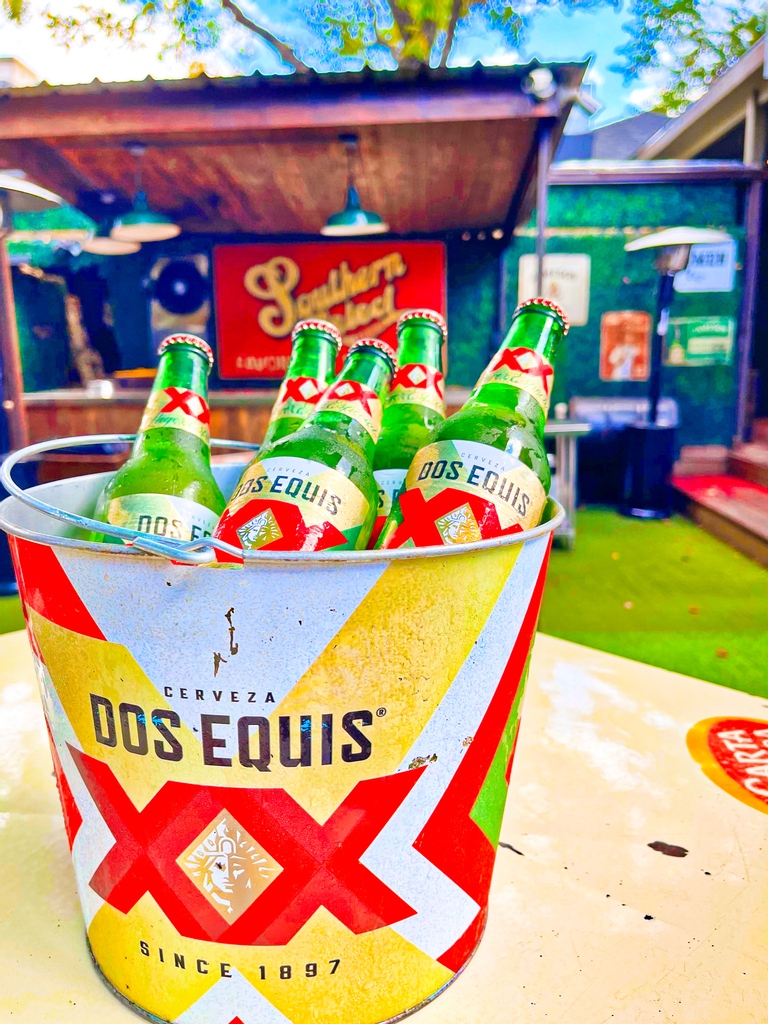 LWmidtown's tweet photo. My Bucket List: Ice βοΈ Beer βοΈ #LittleWoodrows #DosEquis #GameDayHQ https://t.co/waV502AYYi