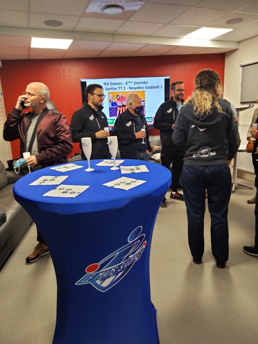 LeMansSartheTT's tweet photo. Cocktail #LMSTT avec partenaires et élus de la Région #PaysdelaLoire, Ville du Mans, le Comité Départemental de Tennis de Table de la Sarthe en présence des joueuses de l'Equipe 1 Dames. Pas de rencontre pour elle, équipe adverse forfait.
#plaisirpartageperformance https://t.co/gJdoVrvMlp
