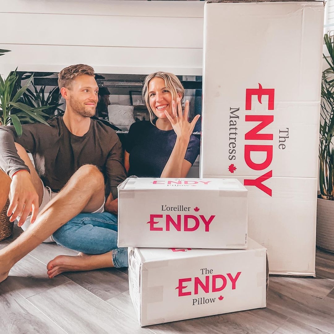 Cheers to new beginnings and new mattresses 🥂 (and congrats to these two newlyweds!)

📸: <a href="/karlijunemusic/">Karli June</a>