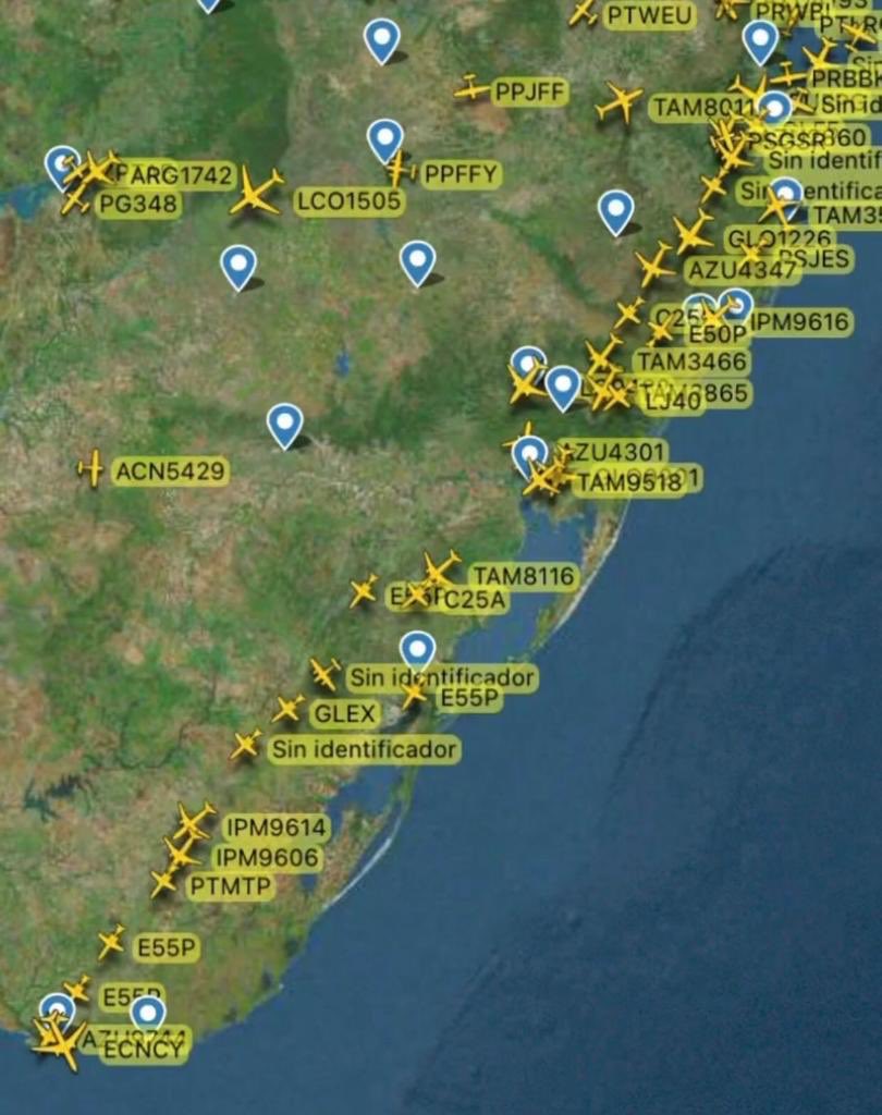 Inumet_'s tweet photo. #final #Libertadores ⚽️
Brasileños 🇧🇷 llegando a ##uruguay 🇺🇾

#Conmebol #flamengo #palmeiras 
@CONMEBOL https://t.co/ylAfuK6iWG