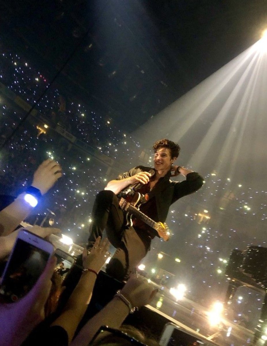 Shawniiees's tweet photo. shawn mendes the tour. https://t.co/hvtEE09uY6