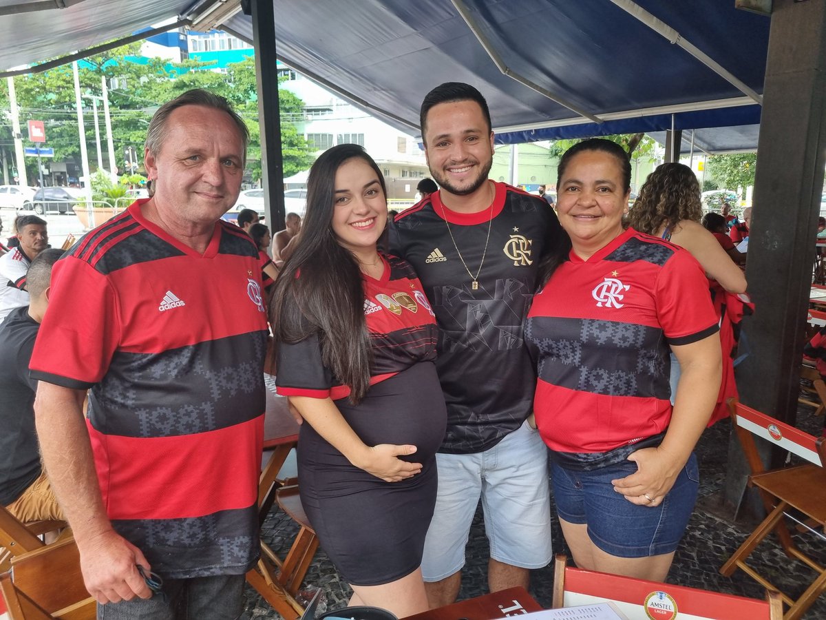 A família rubro-negra e capixaba tem muita fé de que o Nicolas, na barriga da Valéria, já vai chegar ao mundo tricampeão da Libertadores. A gestação está no oitavo mês e o pai Rodrigo e os avós Sidney e Leila tomam conta pra que a mamãe não fique muito nervosa #trfinal