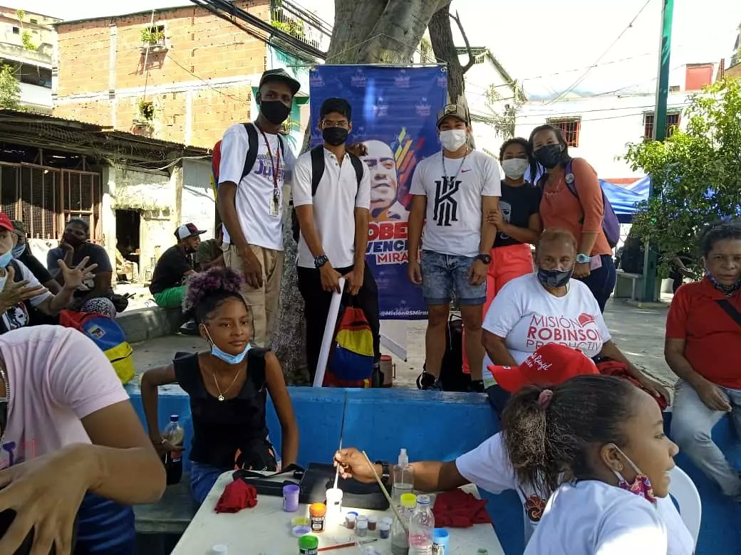 MisionRsMiranda's tweet photo. #EnDesarrollo Misión Robert Serra Miranda se encuentra activa en Plan de atención de amor en acción a las víctimas del Bloqueó en el municipio Sucre parroquia Petare en el sector 1ero Noviembre.
 
#GeneraciónDeOroEnCali

@NicolasMaduro 
@soy_urquia 
@HectoRodriguez https://t.co/KQFiRmDlY6