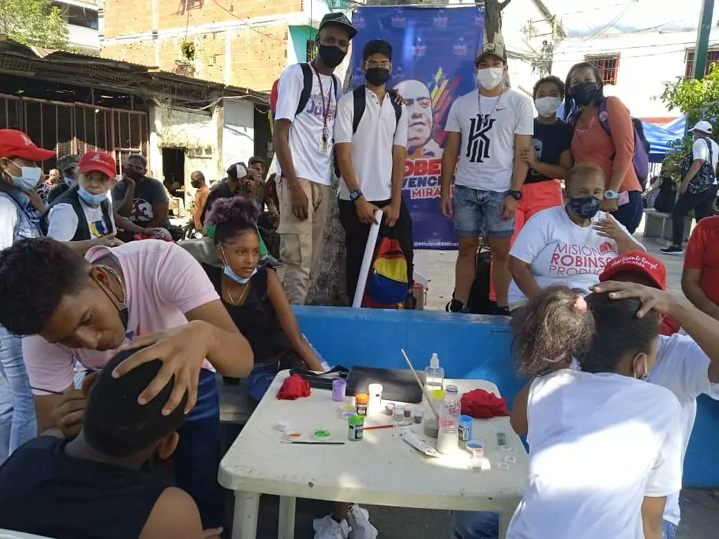 MisionRsMiranda's tweet photo. #EnDesarrollo Misión Robert Serra Miranda se encuentra activa en Plan de atención de amor en acción a las víctimas del Bloqueó en el municipio Sucre parroquia Petare en el sector 1ero Noviembre.
 
#GeneraciónDeOroEnCali

@NicolasMaduro 
@soy_urquia 
@HectoRodriguez https://t.co/KQFiRmDlY6