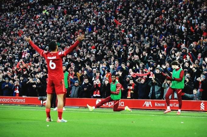 AnnieHarte21's tweet photo. Great pic. Hes loving this☺ #LIVSOU @Thiago6 https://t.co/ani7KUAOhN