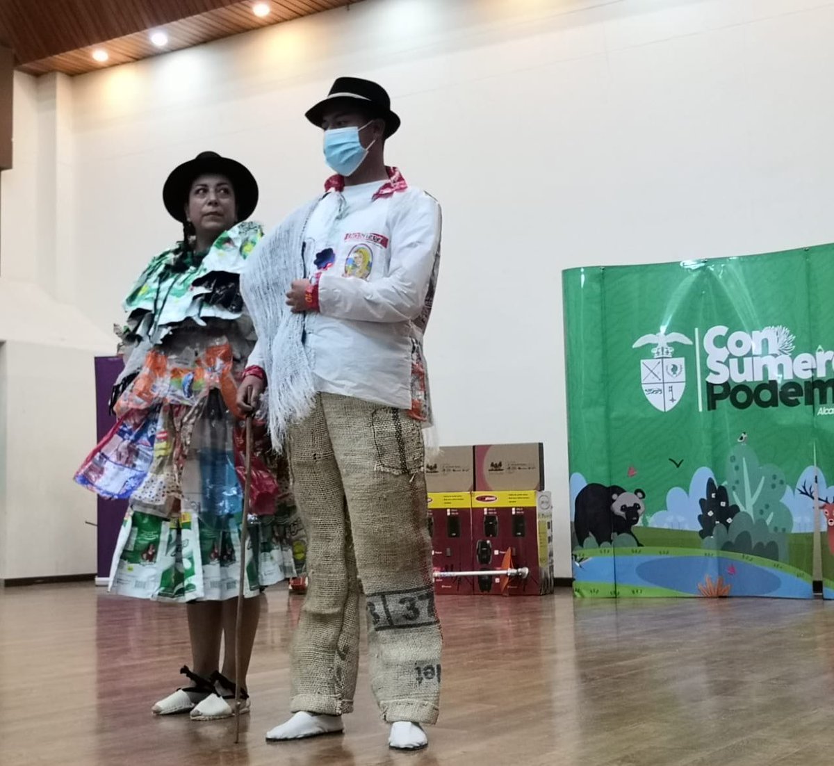 Corpoboyaca's tweet photo. “Ser jurado de #EcoDesfile es una experiencia maravillosa, ver la participación de barrios y veredas de
#Paipa en la creación de trajes hechos con materiales reciclados, es muy gratificante” @SoniaVasquez14
♻️ Reutiliza
♻️ Reduce
♻️ Repara
♻️ Regula
♻️ Recicla https://t.co/hyRYjwdmNR