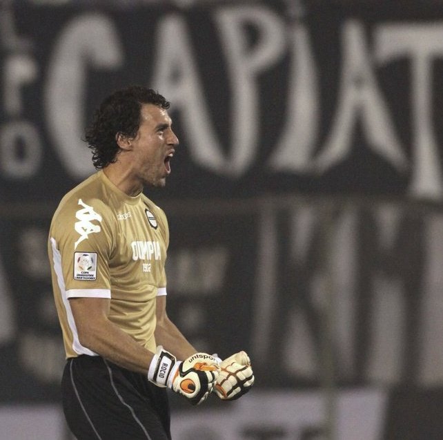 Olimpage's tweet photo. Ambos goles de ayer fueron regalo de nuestro exfinalista 2013, Martin Silva, todavia lleva la franjeada ahi dentro🖤 https://t.co/9DzVbKPCTz