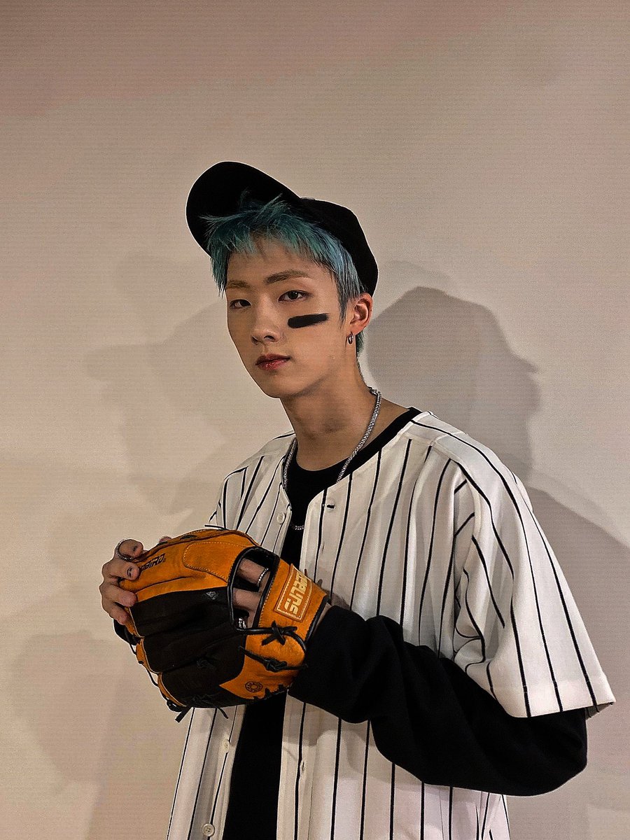 EB0YP1H's tweet photo. he is so hot for this https://t.co/YaaUeYFv5e