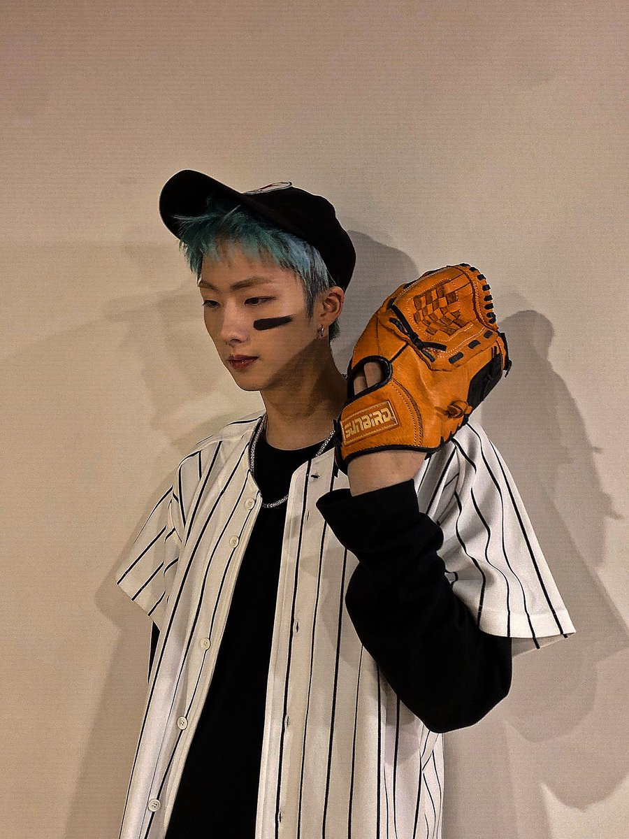 EB0YP1H's tweet photo. he is so hot for this https://t.co/YaaUeYFv5e