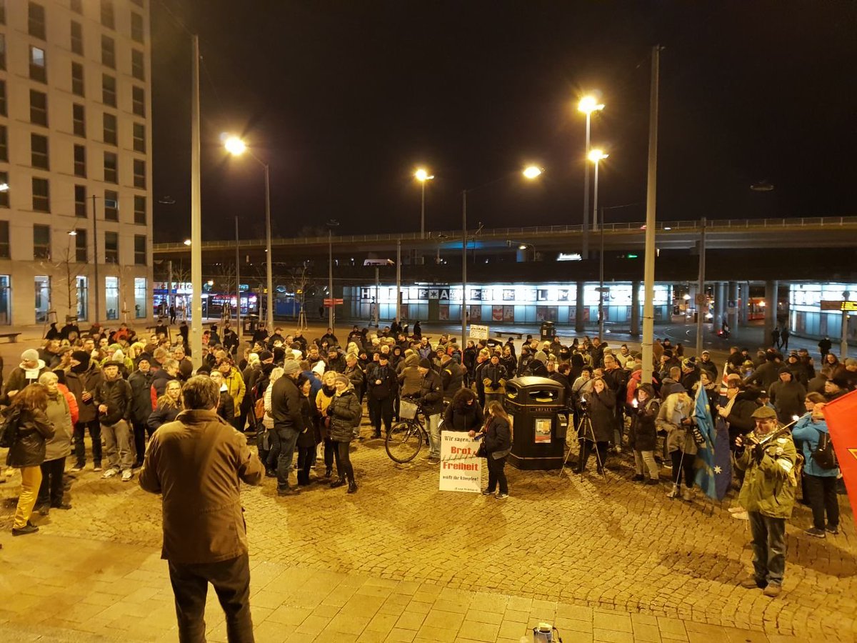 KonLex09's tweet photo. #hal2711 Die "freie Linke" behauptet 400 TN. Da sollte man nicht das Foto posten. https://t.co/tcCTne5FFW