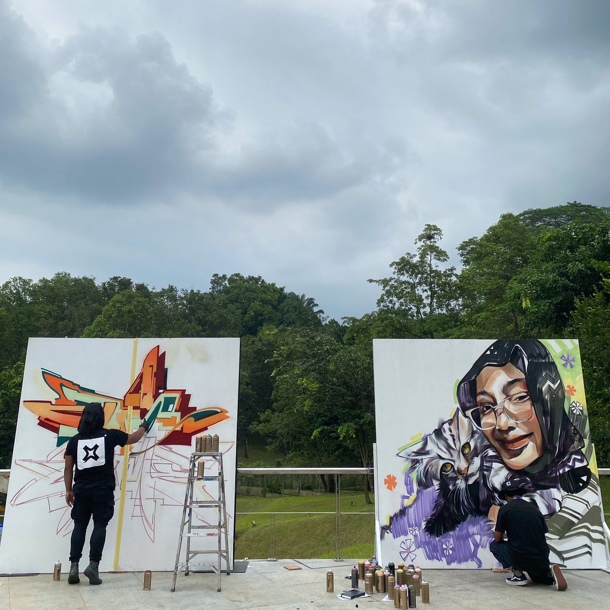 asmoe_roc's tweet photo. Painting with @Akidsatu today for Kuala Lumpur Urban Youth Festival at Taman Botani KL 💯 Its been a while since the last time kita bergabung meletup 🔥 https://t.co/Y4hpkarTZH