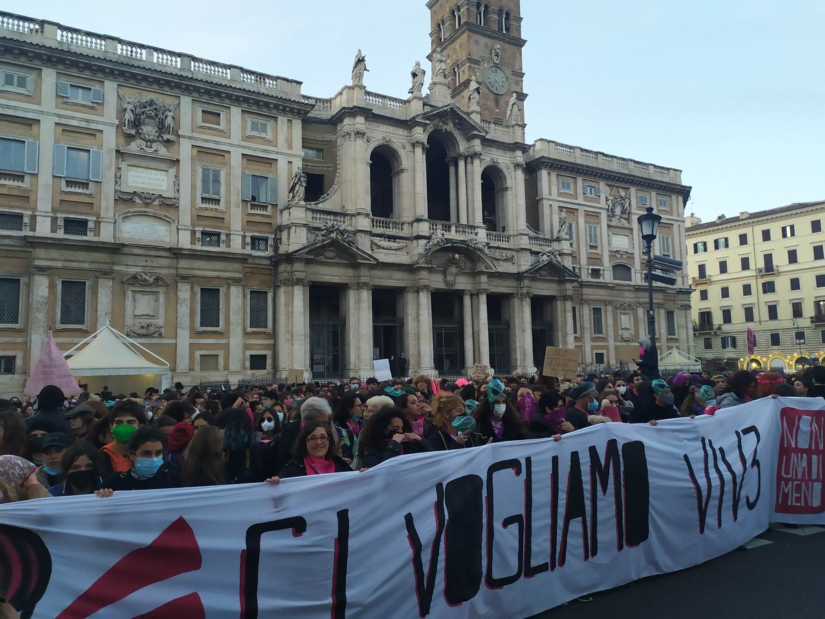Siamo #mareafucsia siamo il grido altissimo e feroce di chi combatte contro la violenza quotidiana domestica, economica, istituzionale. 
Vogliamo soldi, libertà, accesso alla salute, autodeterminazione. Noi la crisi non la vogliamo più pagare! 
#civogliamovive