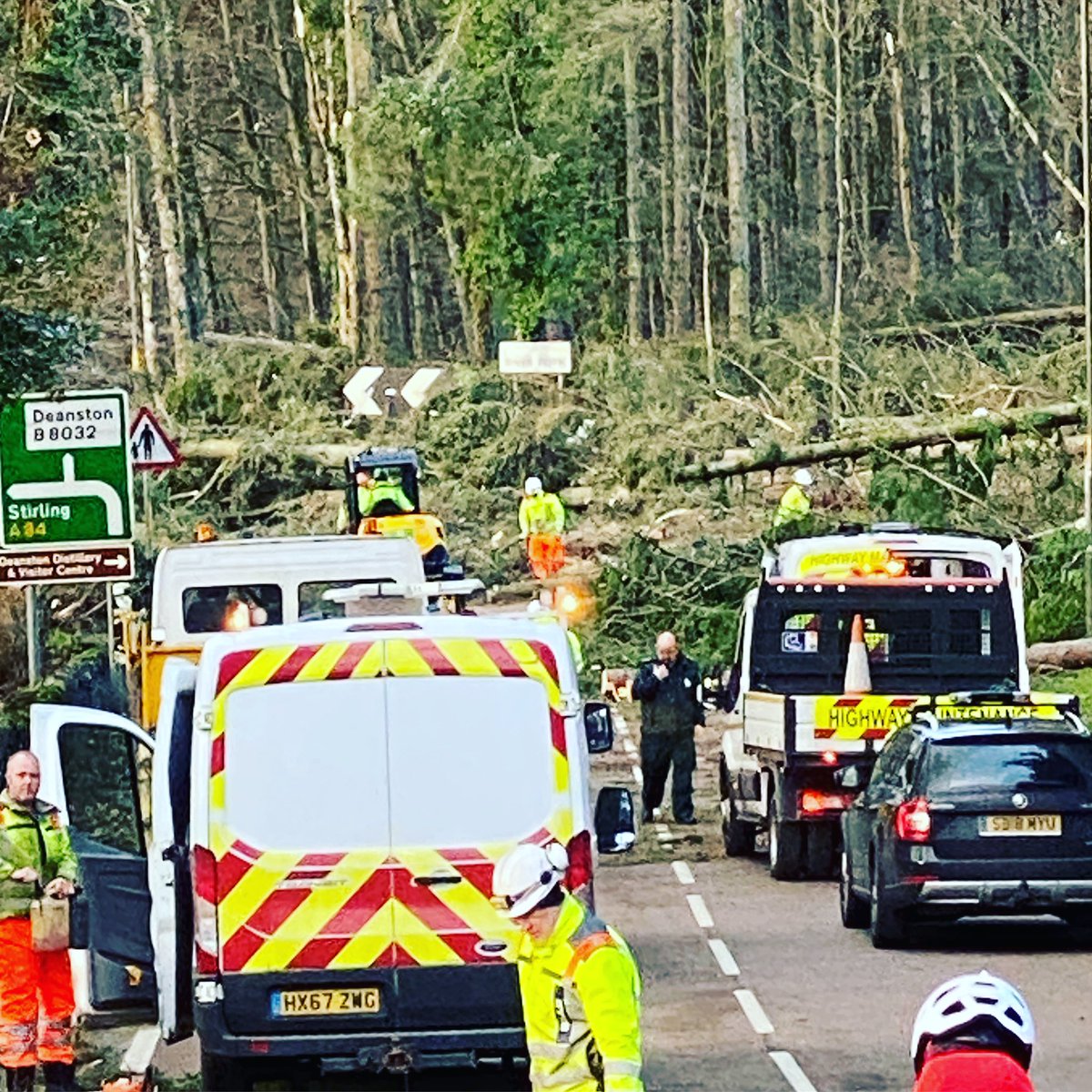 A further thank you to all the people clearing the trees off the roads so quickly to reopen them #A84 #doune #StormArwen #fallentrees #woodofdoune