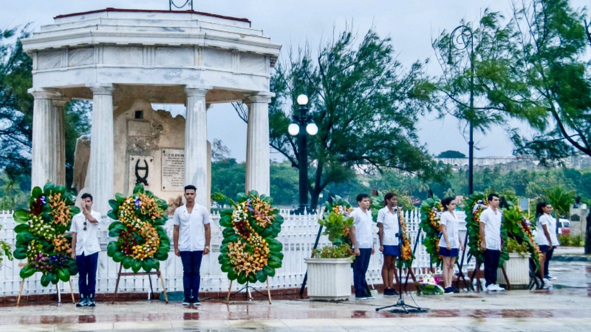 El fusilamiento de los 8 estudiantes de Medicina el 27/11/1871 es uno de los episodios más dolorosos de la historia cubana. Hoy #Cuba le rinde tributo a estos jóvenes, ejemplo para la nueva generación de pinos nuevos fieles a la #Revolución y a su legado. 
#CubaViveEnSuHistoria🇨🇺