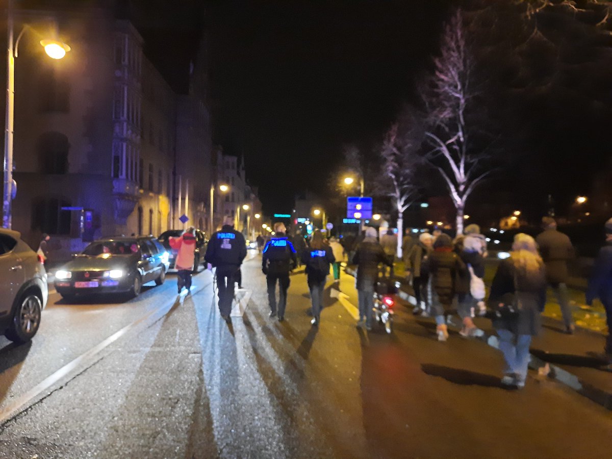 WeberKili's tweet photo. 17:27 Aktuell auf dem Hansering. Passant*innen sind eher genervt 

#hal2711 #Halle #Querdenken #NoNazis #Antifa https://t.co/loN3qqgmuC