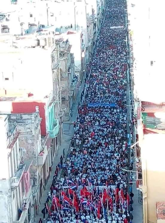ToroOdalys's tweet photo. Más de 100 000 habaneros marchando por su historia 
#CubaVive 
#CubaViveEnSuHistoria https://t.co/BOWM5gWdIW