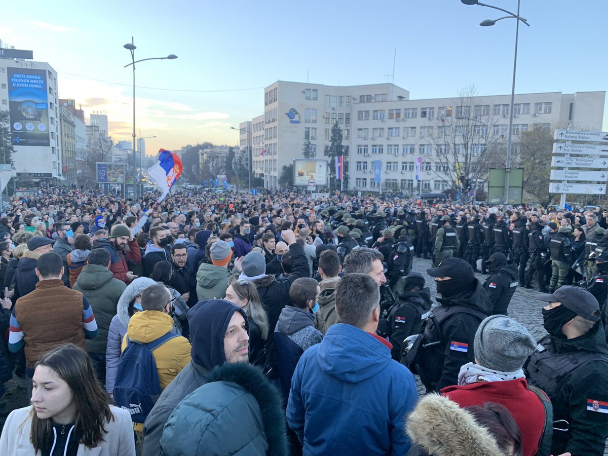 BozoPrelevic's tweet photo. Budjenje Srbije.
Srbija leva i desna i centar i evropejci i rusofili i partizanovci i zvezdaši i gradjanisti i monarhisti i poljoprivrednici i naučnici. 
Svi protiv okupatora. 
Svi.
Bravo za @KPromeni i @SavoManojlovic https://t.co/sYh1fzU03o